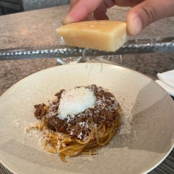 和牛ミンチのボロネーゼ ポーチドエッグ添え
