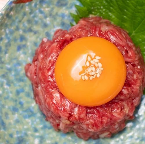 和牛炙りユッケ(燻製)