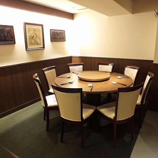 這是一個圓桌的私人房間，非常適合招待客人和重要的晚餐。可供8至16人使用。您可以在安靜的私人房間裡度過輕鬆的時光，而不必擔心周圍的環境！享受美味的食物和清酒♪