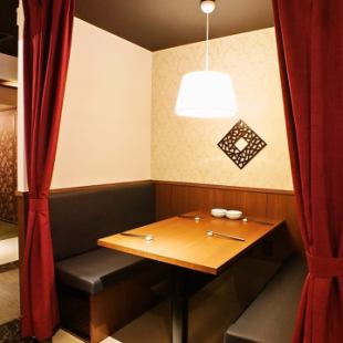 It is a semi-private room seat that can accommodate up to 4 people.The table seats with a nice Chinese atmosphere are filled with talk ♪ You can sit comfortably, so please spend a relaxing time with your colleagues and friends.We are waiting for your reservation because it is a popular seat!
