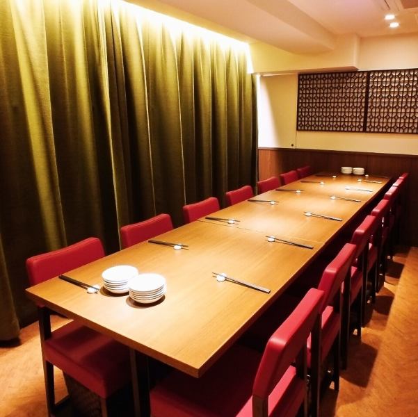 我们还设有可容纳40人的宽敞包厢，以及圆桌包厢！座位（用餐区）最多可容纳55人，站位最多可容纳80人！包下整间餐厅，您可以安心用餐，无需担心周围的人。非常适合公司聚会、周年纪念、同学聚会等大型聚会！欢迎随时垂询！