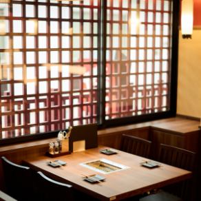 新仲見世のアーケード商店街を2Fから眺めてお食事ができる窓際のお席です！行き交う人たちが作り出す浅草の雰囲気もお楽しみいただけます！【浅草 焼肉 黒毛和牛 A5ランク 松阪牛 一頭買い 食べ比べ 個室 完全個室 コスパ 宴会 女子会 接待 歓送迎会 誕生日 記念日】