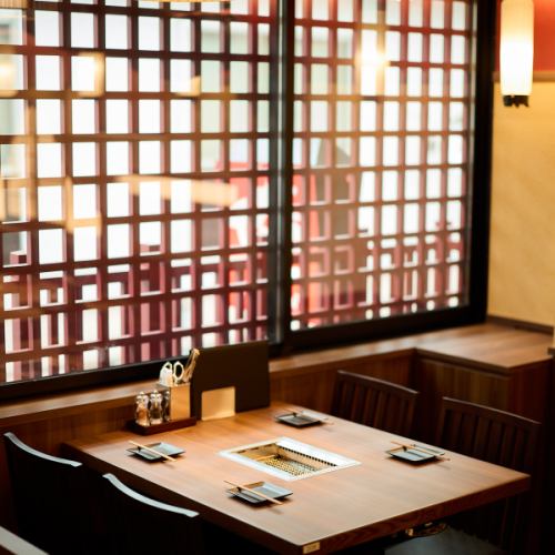 新仲見世のアーケード商店街を2Fから眺めてお食事ができる窓際のお席です！行き交う人たちが作り出す浅草の雰囲気もお楽しみいただけます！【浅草 焼肉 黒毛和牛 A5ランク 松阪牛 一頭買い 食べ比べ 個室 完全個室 コスパ 宴会 女子会 接待 歓送迎会 誕生日 記念日】