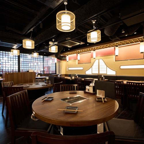 お店中央にある円卓はほかの席と異なる唯一無二の距離感がGood♪【浅草 焼肉 黒毛和牛 A5ランク 松阪牛 一頭買い 食べ比べ 個室 完全個室 コスパ 宴会 女子会 接待 歓送迎会 誕生日 記念日】
