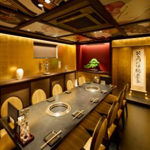 3Fはドア付き完全個室!!黄金の壁紙と浮世絵が織りなす荘厳な雰囲気のお席は6名様～最大12名様まで対応◎浅草の雰囲気を踏襲した完全プライベートの空間です！【浅草 焼肉 黒毛和牛 A5ランク 松阪牛 一頭買い 食べ比べ 個室 完全個室 コスパ 宴会 女子会 接待 歓送迎会 誕生日 記念日】