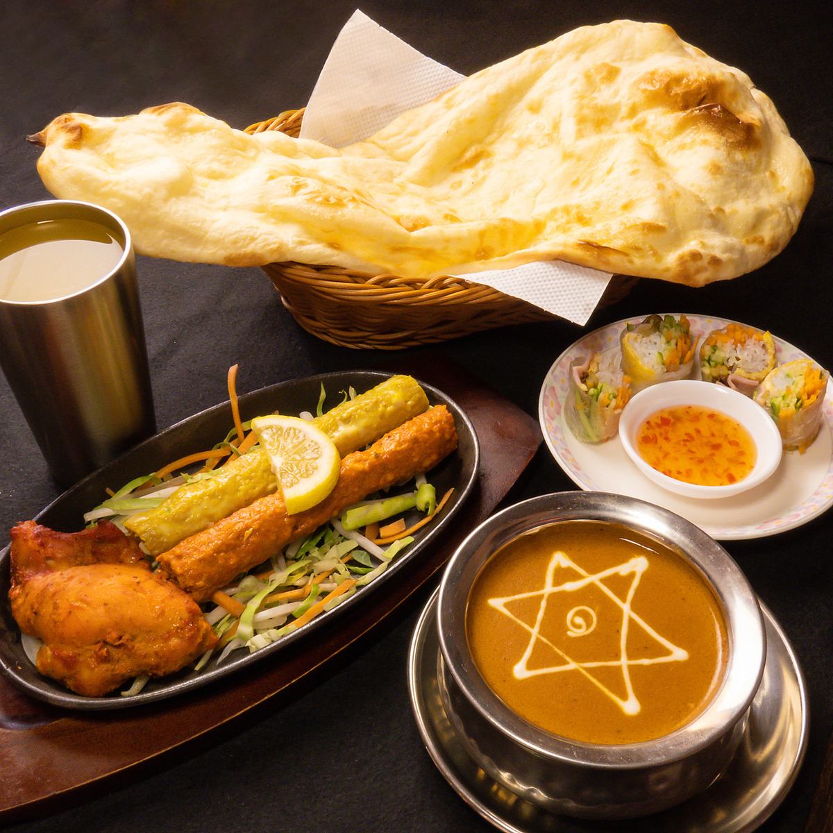 There are many lunch sets available! You can choose the type of curry and naan to suit your taste.