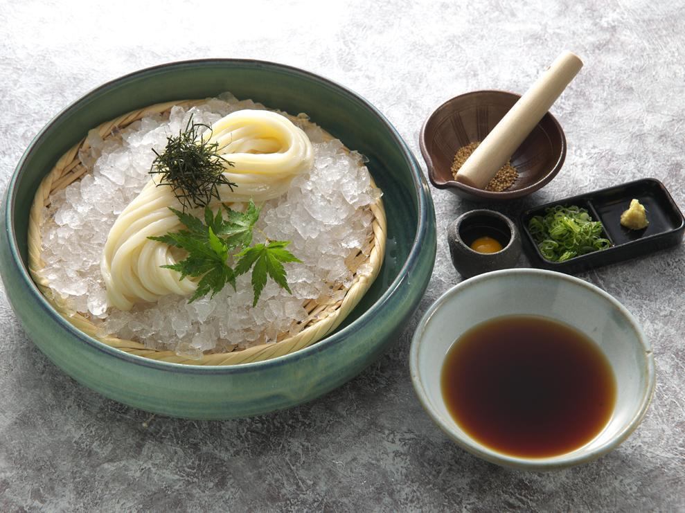 除了我们引以为豪的秘制汤料乌冬面外，我们还提供主厨推荐的多种时令配菜。