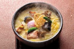 돌 구이 베이컨 카르보나라 우동