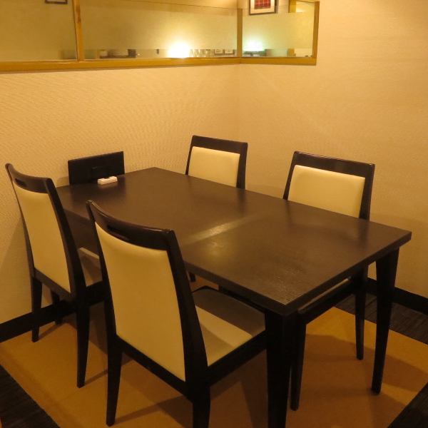 There are also semi-private table seats and seats with partitions between each table seat.You can enjoy it with your friends and other close friends without worrying about your surroundings.We have tables for 4 people and tables for 2 people, so we will guide you according to the number of people.