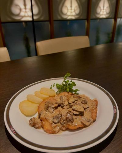 Jägerschnitzel 🇩🇪

Previously I made beef schnitzel Austrian style with lemon butter sauce, but this time I tried making it German style with pork schnitzel with mushroom cream sauce!

We have removed the meatball menu items, so this will be our main menu from today.

#cafebarbrill #Cafe Bar Brill #Tokushima European Cuisine #Tokushima Cafe Bar #Tokushima Izakaya #Tokushima Gourmet #Kagoyamachi Gourmet #Tokushima Girls' Night Out #Schnitzel