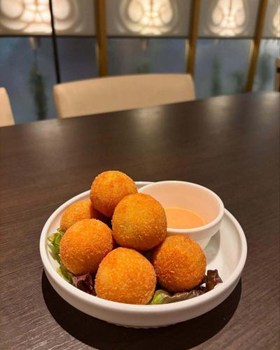 【변란 메뉴】

비터 발렌 🇳🇱

네덜란드의 정평 안주군요.
한입 큰 쇠고기 크로켓 같은 녀석.
전보다 조금 작았기 때문에 한입으로 던져 쉬워졌습니다 😁