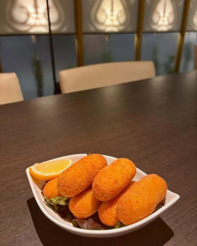 [现在在主菜单上]

火腿炸丸子🇪🇸

塞拉诺火腿炸丸子。
我们只是一时兴起才这么做的，但从今天起它就成为了菜单上的常规项目。