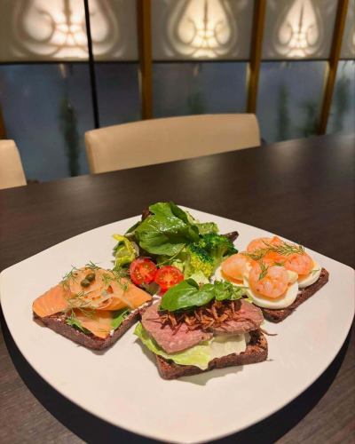 [奇思妙想菜单]

Smørrebrød 🇩🇰

字面意思是黄油面包。
这是一道传统的丹麦菜。
用涂了黄油的雷布罗（黑麦全麦面包）制成并配以配料的开放式三明治。

沙拉有三种：蛋虾、烟熏三文鱼和烤牛肉。

这是一个异想天开的菜单，所以有时有，有时没有。