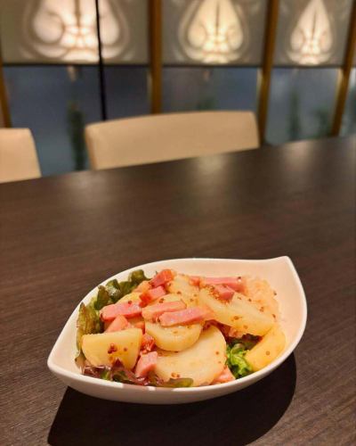 德式土豆沙拉🇩🇪

这是一份非土豆泥沙拉。
因为里面有培根，所以吃起来很像德国土豆沙拉。
醋和芥末的酸味加上培根的咸味，与酒完美搭配。