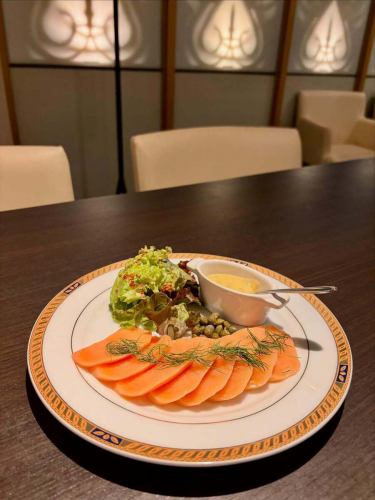 【気まぐれメニュー】

グラブラックス🇸🇪🇩🇰🇳🇴🇫🇮

北欧のポピュラーなサーモン料理。
サーモンを塩、砂糖、ハーブやスパイスで数日漬け込んだやーつ。
スライスしてマスタードビネガーソース、ディル、ケッパー、レタスを添えてます。

気まぐれメニューなので、あるときー😄ないとき〜😢ございます。