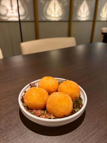 【グランドメニューになりました】

アランチーニ🇮🇹

ビターバレン🇳🇱

サーモン系のメニューをやめたので、気まぐれでやってた2品が本日からグランドメニューになりました。
アランチーニはミラノ風リゾットにミートソースとグリーンピースとモッツァレラを詰めたポピュラーなやーつにしてみました。
ビターバレンについては過去の投稿で確認してください。

サーモン系は気まぐれでグラブラックスをやろうと思ってるので、試作で良い感じのができたらお知らせします。