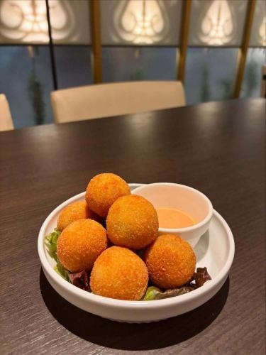 【グランドメニューになりました】

アランチーニ🇮🇹

ビターバレン🇳🇱

サーモン系のメニューをやめたので、気まぐれでやってた2品が本日からグランドメニューになりました。
アランチーニはミラノ風リゾットにミートソースとグリーンピースとモッツァレラを詰めたポピュラーなやーつにしてみました。
ビターバレンについては過去の投稿で確認してください。

サーモン系は気まぐれでグラブラックスをやろうと思ってるので、試作で良い感じのができたらお知らせします。
