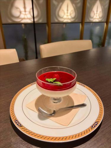 【グランドメニューになりました】

パンナコッタ🇮🇹

チーズケーキを気まぐれメニューにしたので、本日からこちらをグランドメニューにしました。
フローズンラズベリーに自家製のラズベリーソースをかけてミント添えてます。
