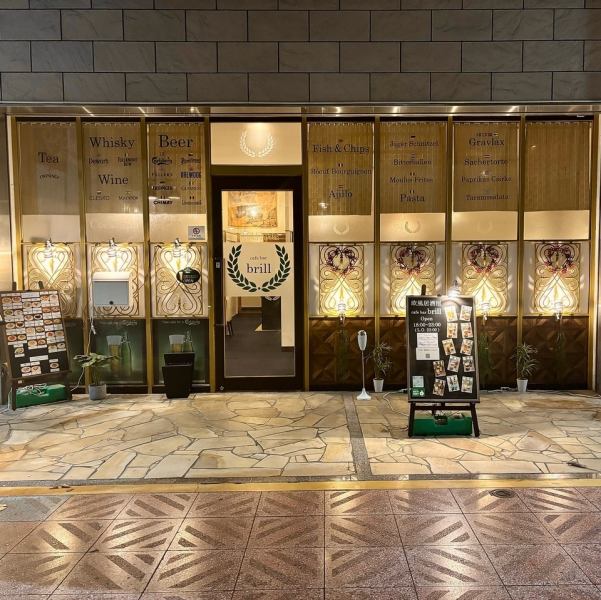 夜の籠屋町にひっそりと灯りがともる外観。店内は落ち着いた雰囲気で、飲み会、女子会、デートなどいろいろなシーンにご活用いただけますのでお気軽にご来店ください。