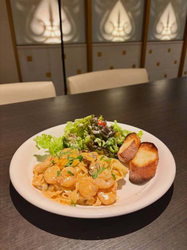 【気まぐれディナープレート】

仕事帰りなどにお一人で軽く食事して帰るお客様もいらっしゃるので、そんな方達向けに不定期で平日(火水木)限定ですがディナープレート始めてみました。
特に告知をする予定はありませんが、当日のストーリーにて画像かキャプションでお知らせするかな🤔

いつも一名様をご案内している3席のみにポップを置いてます。
お値段は¥1,500くらいです。
だいたい3食前後か多くても6食分しかご用意できないので、気になる方はお問合せください。