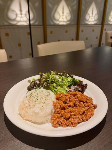 【気まぐれディナープレート】

仕事帰りなどにお一人で軽く食事して帰るお客様もいらっしゃるので、そんな方達向けに不定期で平日(火水木)限定ですがディナープレート始めてみました。
特に告知をする予定はありませんが、当日のストーリーにて画像かキャプションでお知らせするかな🤔

いつも一名様をご案内している3席のみにポップを置いてます。
お値段は¥1,500くらいです。
だいたい3食前後か多くても6食分しかご用意できないので、気になる方はお問合せください。