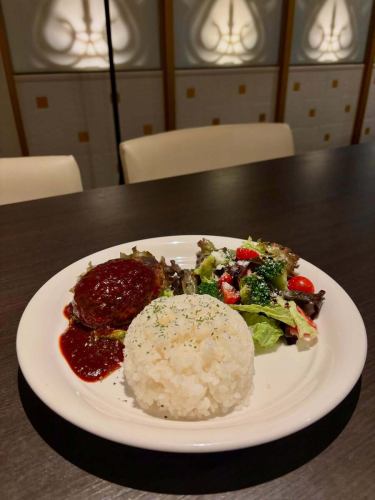 【気まぐれディナープレート】

仕事帰りなどにお一人で軽く食事して帰るお客様もいらっしゃるので、そんな方達向けに不定期で平日(火水木)限定ですがディナープレート始めてみました。
特に告知をする予定はありませんが、当日のストーリーにて画像かキャプションでお知らせするかな🤔

いつも一名様をご案内している3席のみにポップを置いてます。
お値段は¥1,500くらいです。
だいたい3食前後か多くても6食分しかご用意できないので、気になる方はお問合せください。