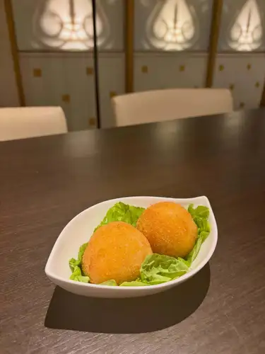 【マイナーチェンジ】

アランチーニ🇮🇹

2名でご来店のお客様が多いので、4個だとけっこうボリューミーで注文しずらいかなと思い1皿2個に減らしました。