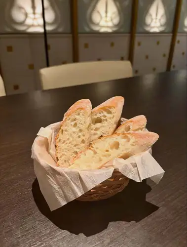 【ブッフ•ブルギニョンにはシメイブルー】

当店で1番高額なメニューですが人気のブッフ•ブルギニョン🇫🇷にはシメイ•ブルー🇧🇪がおすすめです。

けっこう赤ワインを合わせがちですが、当店の赤ワイン🇸🇰は飲みやすくて美味しいけど少し軽めなので、店主的には濃厚でフルーティーなシメイ•ブルーの方がおすすめです。
アルコール9%で飲みごたえもありますよ😚

グラスワインが1杯120ml、シメイブルー1瓶330mlなのでお値段的にもお得かな🤔

正味の話、店主的にはこの料理のためだけにメニューに入れてるビールなので、興味を持たれた方はぜひお試しあれ。

旨みがたっぷり詰まったソースがお皿に残ったら、バゲットにつければおつまみがもう1品できあがり！
きれいにさらえてくれると店主の皿洗いも少し楽になります😁
胃袋大きめの方はアリゴにすれば、バゲット付なのでボリューミーなセットになりますよ。