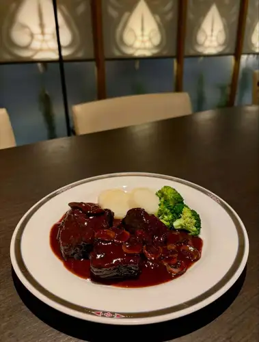 [Chimay Blue goes well with Boeuf Bourguignon]

Although it's our most expensive item on the menu, we recommend pairing our popular Boeuf Bourguignon 🇫🇷 with Chimay Blue 🇧🇪.

While red wine is often paired with our dishes, our restaurant's red wines 🇸🇰 are easy to drink and delicious, but a little on the light side. So, the owner recommends the richer, fruitier Chimay Blue instead.
It has a 9% alcohol content, so it's quite satisfying to drink! 😚

A glass of wine is 120ml, and a bottle of Chimay Blue is 330ml, so it seems like a good deal price-wise 🤔

To be honest, the owner puts this beer on the menu specifically for this dish, so if you're interested, please give it a try.

If there's any flavorful sauce left on the plate, you can dip some baguette in it for another delicious snack!
If you clean up nicely, it makes the shop owner's dishwashing a little easier! 😁
If you have a big appetite, try the Aligot; it comes with a baguette, making it a very filling set.