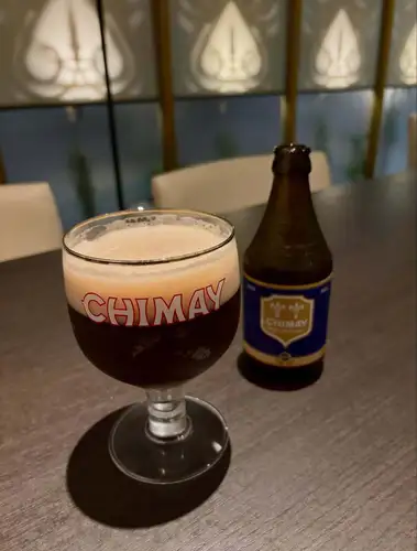 [Chimay Blue goes well with Boeuf Bourguignon]

Although it's our most expensive item on the menu, we recommend pairing our popular Boeuf Bourguignon 🇫🇷 with Chimay Blue 🇧🇪.

While red wine is often paired with our dishes, our restaurant's red wines 🇸🇰 are easy to drink and delicious, but a little on the light side. So, the owner recommends the richer, fruitier Chimay Blue instead.
It has a 9% alcohol content, so it's quite satisfying to drink! 😚

A glass of wine is 120ml, and a bottle of Chimay Blue is 330ml, so it seems like a good deal price-wise 🤔

To be honest, the owner puts this beer on the menu specifically for this dish, so if you're interested, please give it a try.

If there's any flavorful sauce left on the plate, you can dip some baguette in it for another delicious snack!
If you clean up nicely, it makes the shop owner's dishwashing a little easier! 😁
If you have a big appetite, try the Aligot; it comes with a baguette, making it a very filling set.