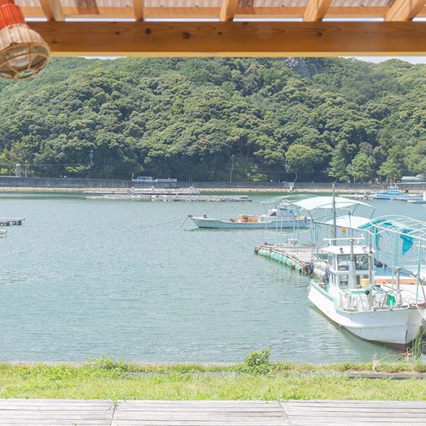 「浦村牡蠣」が水揚げされる生浦湾を目の前に、獲れたての牡蠣を味わえる抜群のロケーションが自慢です。お店に入ると青く広がる生浦湾と行き交う漁船が見え、訪れる方を和やかな気分にさせてくれます。当店で使う魚介は全て、目の前に広がる海で獲れたもの。穏やかな気分で牡蠣の魅力に触れる、旅の思い出におすすめです。