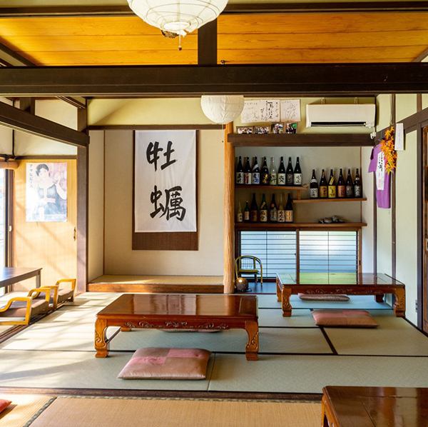 料理宿をリフォームした和の雰囲気漂う座敷席をご用意しております。畳敷きが気持ち良い、広々とした空間でゆったりと過ごしやすい店内です。収容人数は30名までと広々としており、大人数で訪れても大丈夫です。畳のお座敷でのんびり過ごしながら、おいしい海鮮料理に舌鼓を打つ、宴会やパーティーにも最適な空間です。