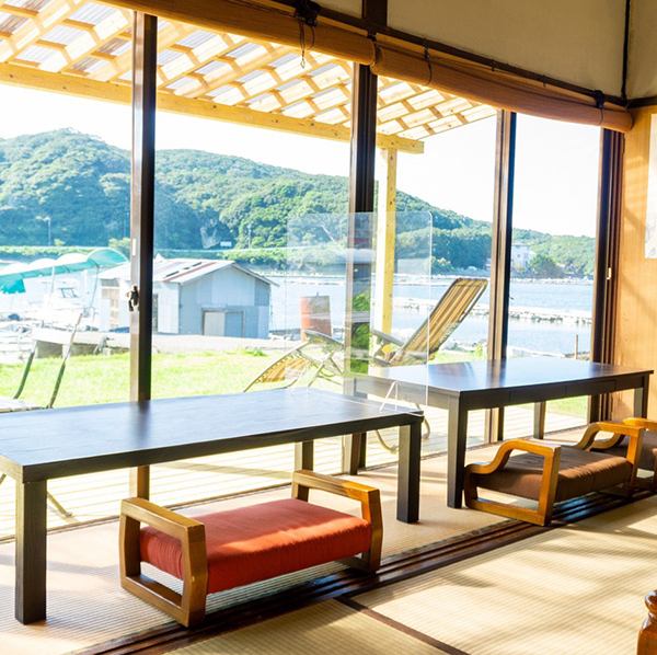 広々とした畳のお座敷で、三重観光の思い出に牡蠣の魅力を味わうのはいかがでしょうか。当店は30名まで収容可能なので、団体様のご来店も安心です。さらに、目の前に海が広がる最高のロケーションで、季節限定でBBQもお楽しみいただけます。食材の持ち込みもOK、手ぶらでもOKなので、お気軽にご利用ください。