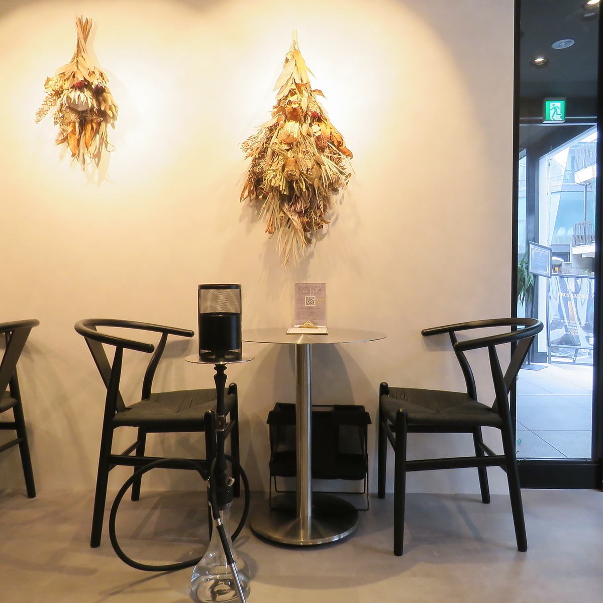 シーシャを楽しみながら、ゆっくり話せるカップルシートをご用意