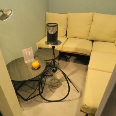周囲を気にせず、ゆったりとした時間を過ごせる4名様用の個室をご用意しています。シーシャの香りに包まれながら、落ち着いた空間で会話を楽しめる特別なひととき。友人同士での集まりや、ちょっとした記念日、女子会などにも最適です。ふかふかのソファと照明が演出する、くつろぎのプライベート空間をぜひご体験下さい。