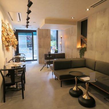 15名~17名の貸切に対応した、ゆったりとした時間を過ごせるくつろぎの空間。穏やかな雰囲気の中で貸切パーティーを楽しむことができます。ふかふかのソファでくつろぎ、シーシャの豊かな香りに包まれながら、心地よい時間をお過ごしください。大人の交流を深める場所として最適です。