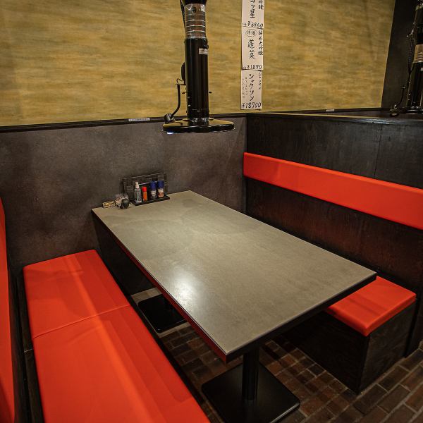 <Table seats for 4 and 6> Please come with your family and friends.There are luggage compartments under the chairs, and there are 3 tables for 4 people and 1 table for 6 people that you can use comfortably.Enjoy your meals and drinks in a calm and chic atmosphere based on red and black.