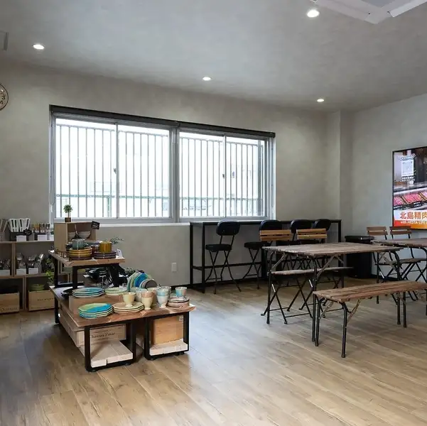 Our restaurant boasts a friendly and reassuring design, allowing you to carefully select high-quality meats. We also offer a luxurious lunch menu featuring premium Kuroge Wagyu beef from Kumamoto Prefecture, which you can enjoy immediately in our convenient eat-in space. Please come and experience our warm and attentive service in this relaxing space, a perfect base for enriching your daily culinary life.
