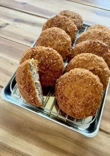 A suggestion for a dining experience featuring our signature minced meat cutlets and homemade side dishes.