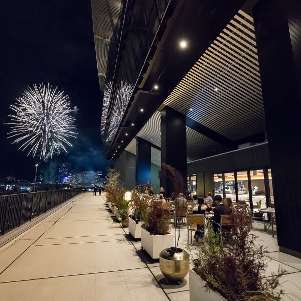 ジーライオンアリーナ神戸のアリーナ南側に面する、海やパークエリアを広く望むオーシャンビューレストランです！イベント前後の食事はもちろん、さまざまなシーンでお使いいただけます☆