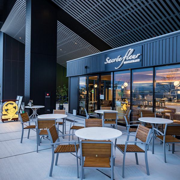 開放感が魅力のオープンテラス席では、本場パリの雰囲気を存分に感じていただけます☆心地よい風を感じながら、ゆったりとした雰囲気の中で贅沢な時間をお過ごしください♪