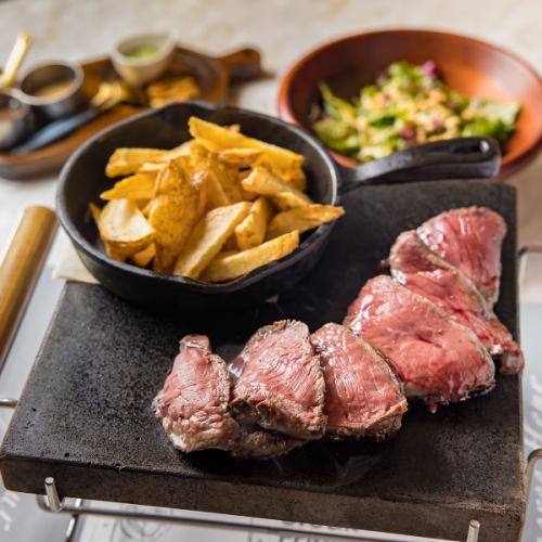 フランスの国民食「ステックフリット」を楽しめます☆