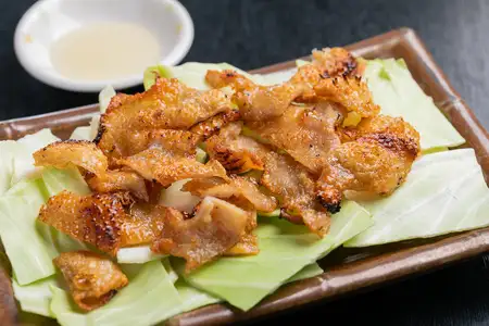 とり皮にんにくパリパリ焼きビールを飲んでいただくために開発した新メニュー 自慢の逸品