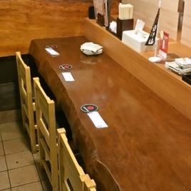 We are preparing a counter seat that is easy for everyone to use.Beside the counter, the proud sake boasting at the top of the line ♪ It's a counter seat boasting a home-like atmosphere ♪