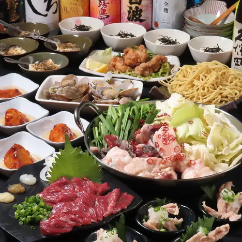 【特製馬肉刺身+牛骨火鍋套餐】包含10道菜和150分鐘暢飲。 *暢飲啤酒為生啤酒。