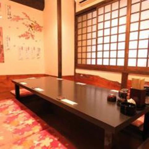 The private room, which is limited to one room, has a space that can be used by 10 people.Available for groups of 6 or more adults.The space with the theme of "Wa" has been very well received when entertaining foreign guests.The horigotatsu style is ideal for the elderly and guests with children.Please make a reservation as soon as possible.Smoking is allowed.
