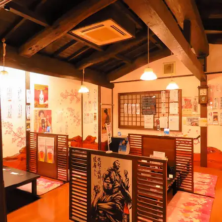所有座位都在挖掘。座椅可以连接或分开,可以自由更换,因此可以容纳各种人。最多宴会最多可容纳32人,非常适合作为宴会座位。请放松和放松♪
