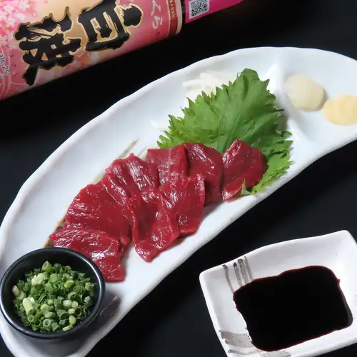 店主推荐!采用新鲜马肉制成的优质马肉刺身。它和烧酒、清酒简直是绝配!