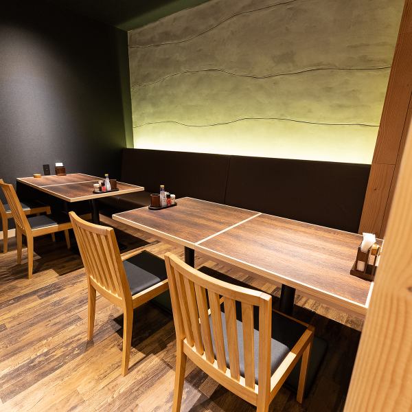 落ち着いた色合いのインテリアで統一された和モダンな雰囲気の店内。テーブル席はシーンに合わせて結合も可能です。リーズナブルでお洒落な海鮮系居酒屋で飲み会・お集まりはいかがですか？