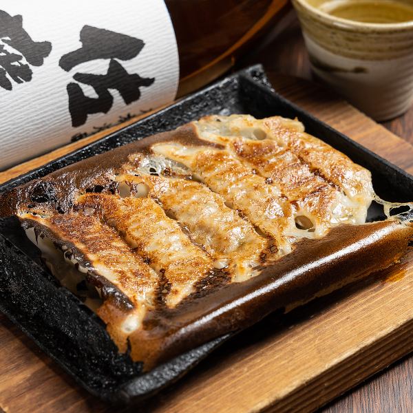 外カリカリ中ジューシー！【羽根付き餃子520円】